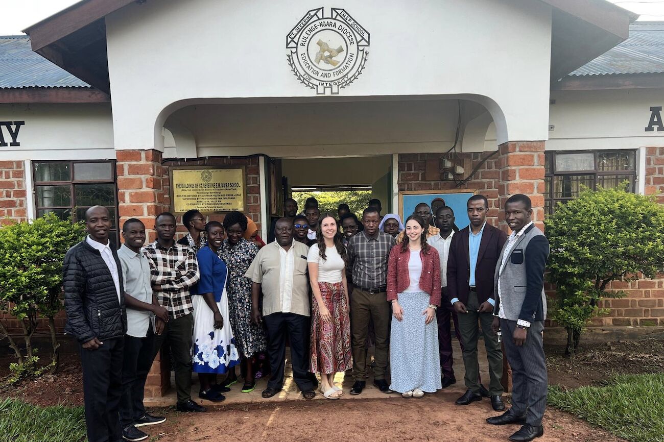 Gruppenbild: Studierende mit Lehrenden in der Schule in Tansania
