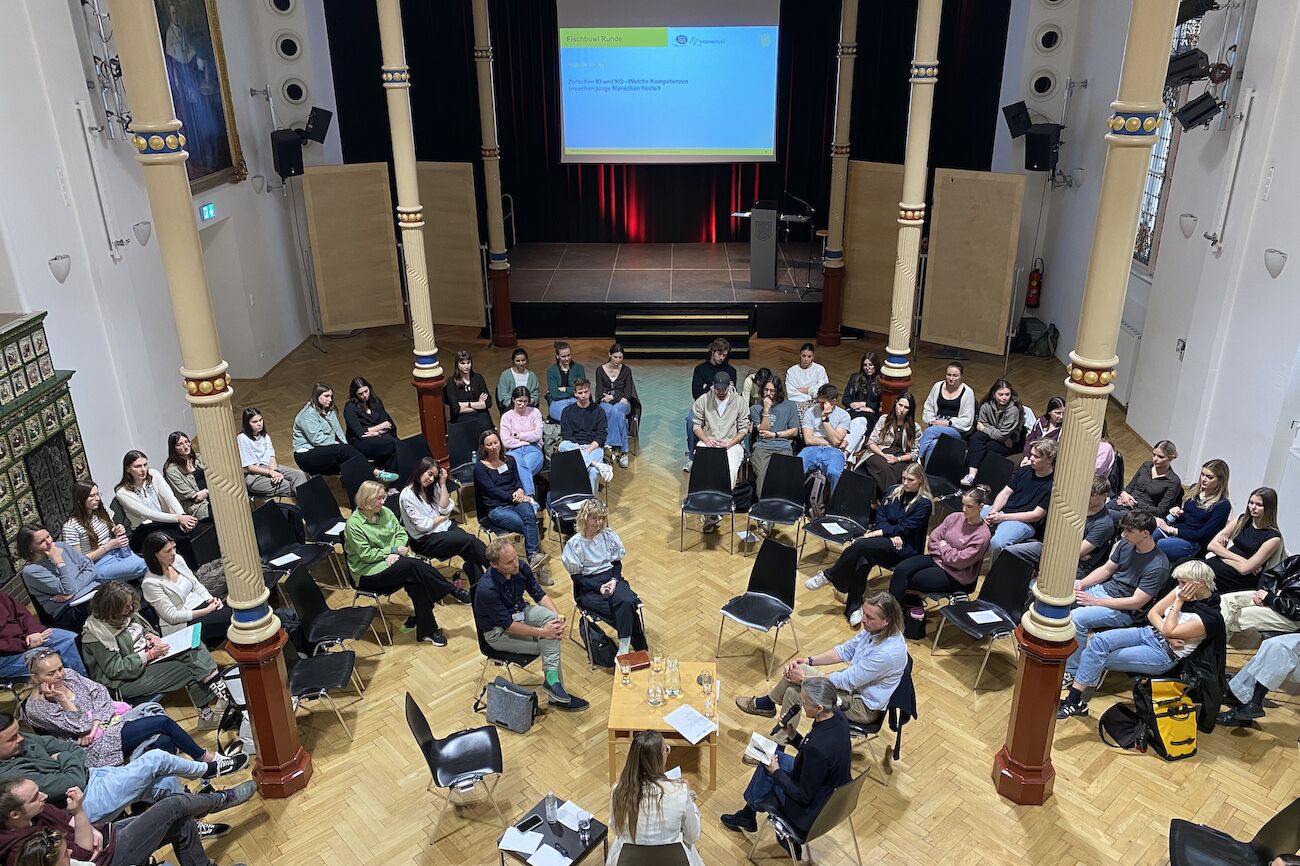 Fishbowldiskussion im Festsaal des Campus Augustinum