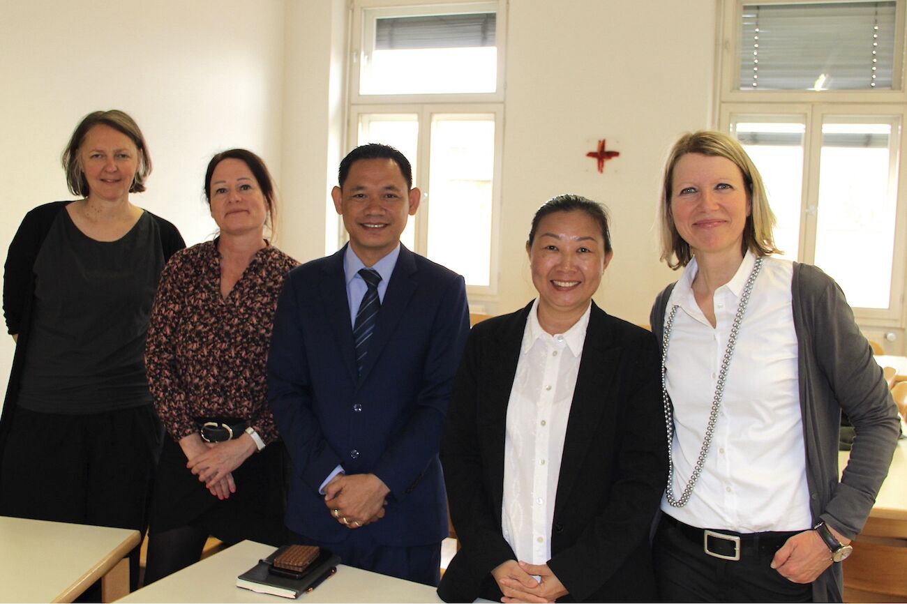 Gruppenbild im Seminarraum: Lehrende aus Kambodscha und der PPH Augustinum