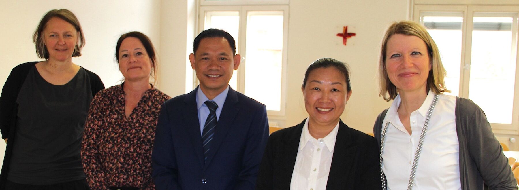 Gruppenbild im Seminarraum: Lehrende aus Kambodscha und der PPH Augustinum