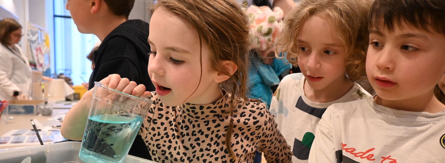 Drei Kinder forschen mit Wasser