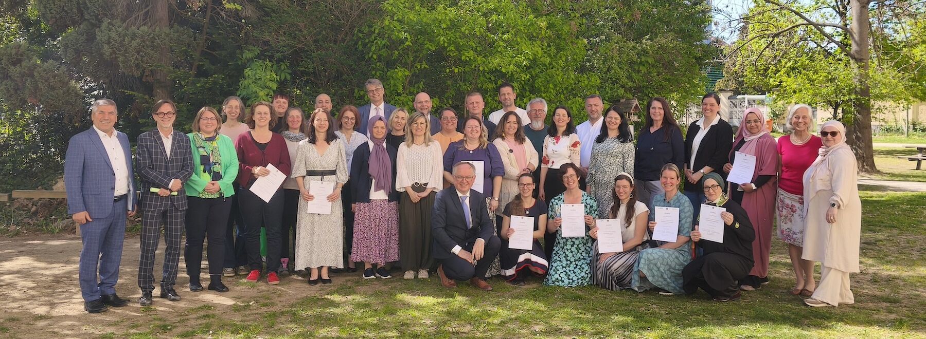 Gruppenbild der Krisenseelsorge und Absolvent*innen im Garten der PPH Augustinum