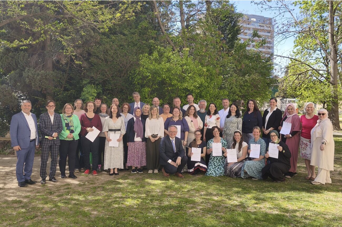 Gruppenbild der Krisenseelsorge und Absolvent*innen im Garten der PPH Augustinum