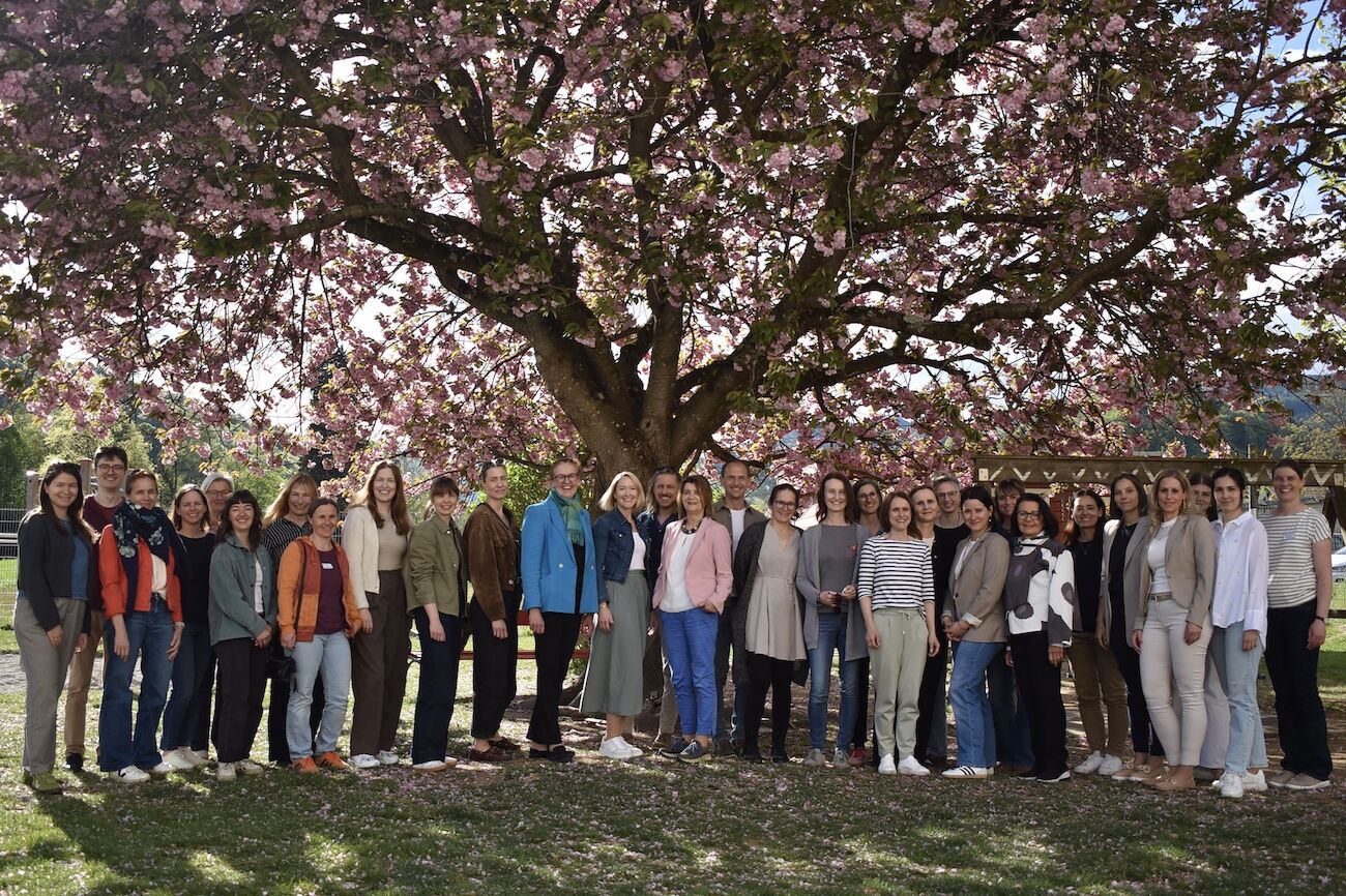 Gruppenbild des Netzwerkes unter einem Baum