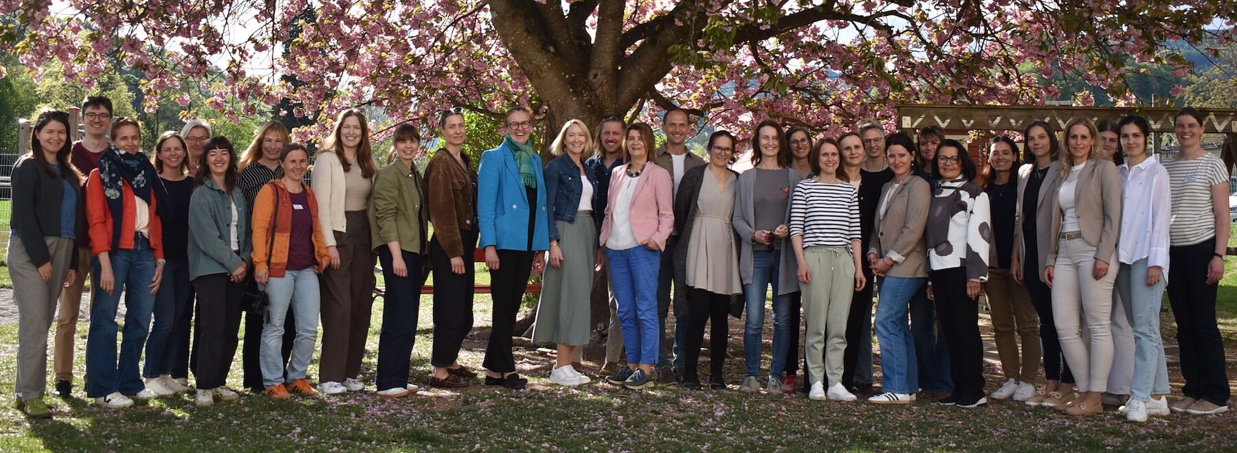Gruppenbild des Netzwerkes unter einem Baum