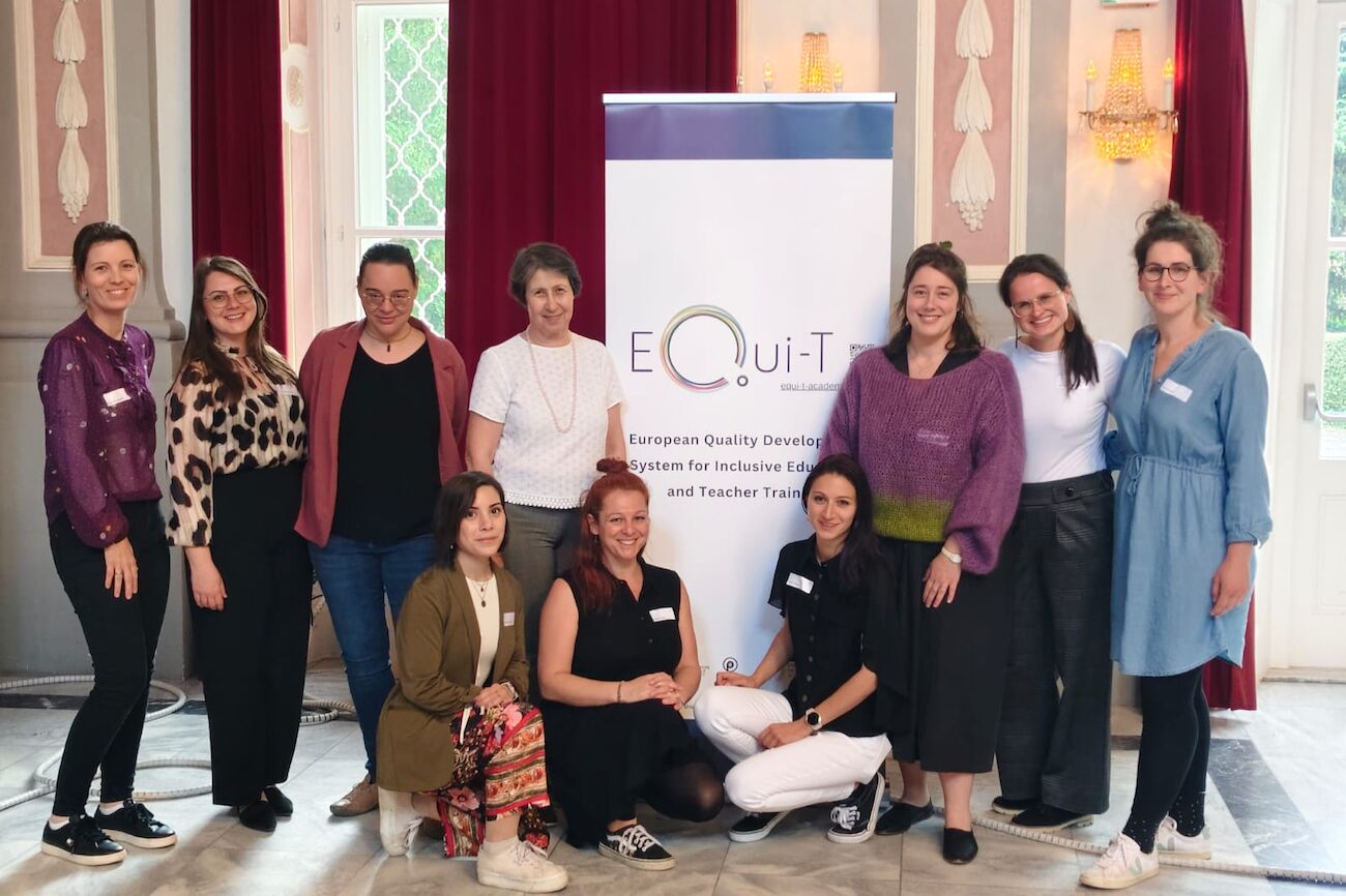 Gruppenbild der Kooperationspartner*innen von Equi-T im Saal des Meerscheinschlössels