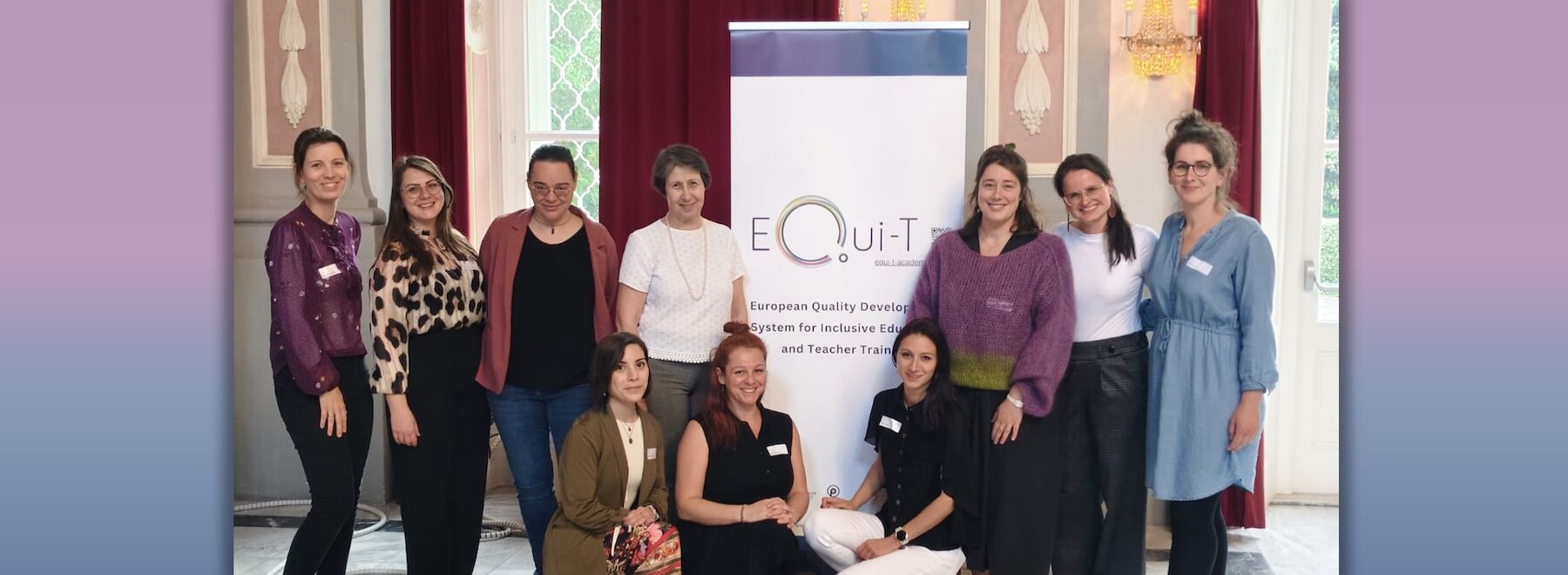 Gruppenbild der Kooperationspartner*innen von Equi-T im Saal des Meerscheinschlössels
