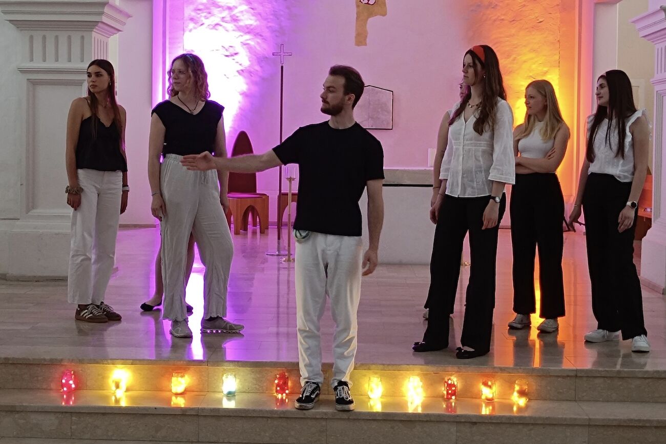 Studierende in der Kirche