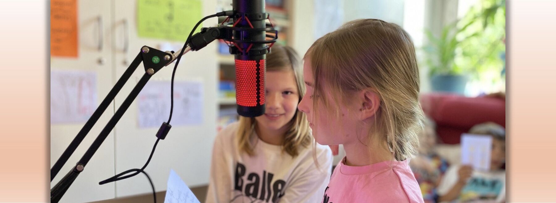 Zwei Kinder vor einem Mikrofon