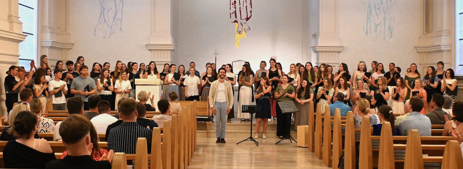Studierende und Gäste in der Kirche