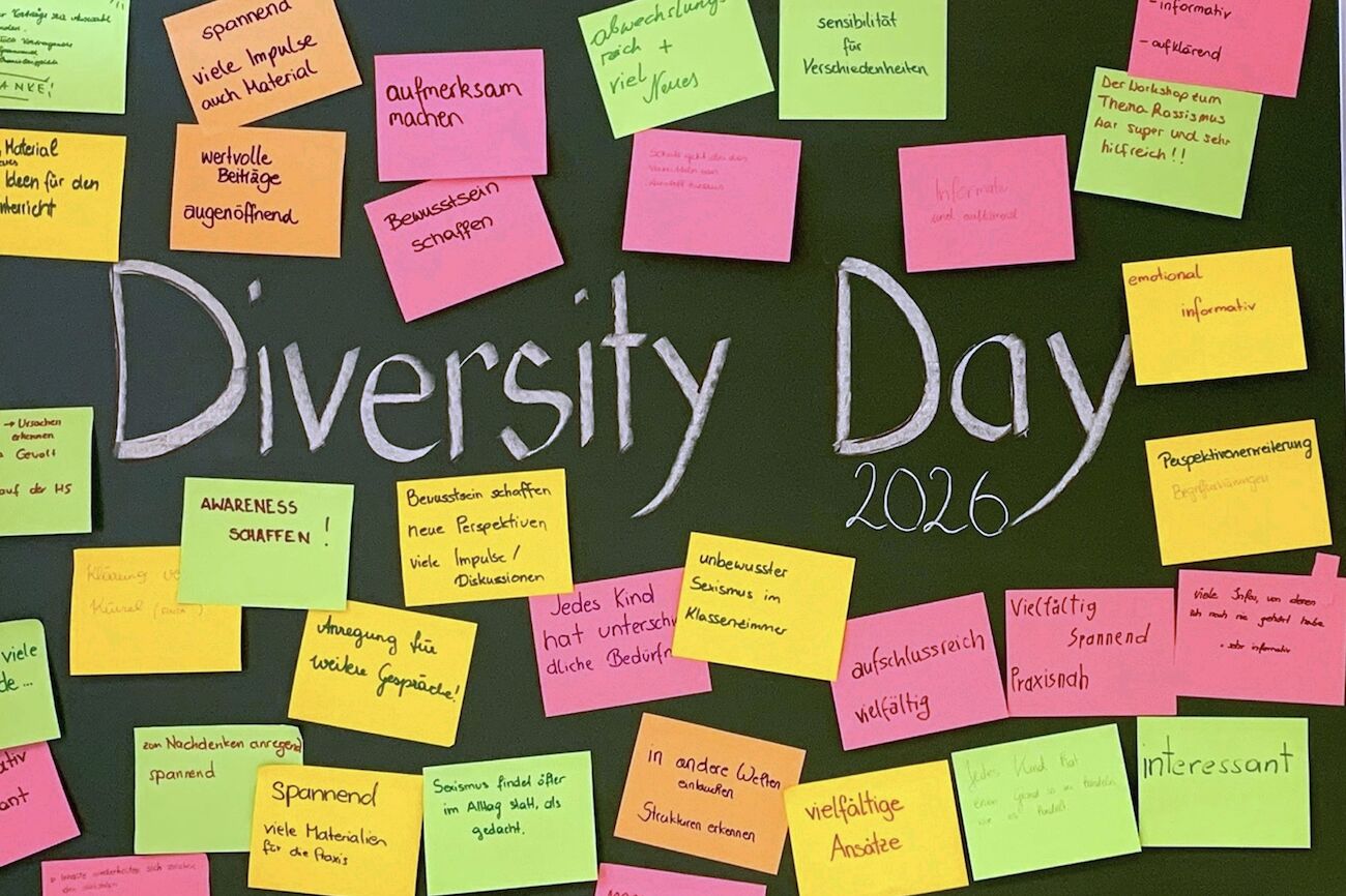 Dekorativbild: bunte Post-it an der Tafel zum Thema Diversity Day 2026