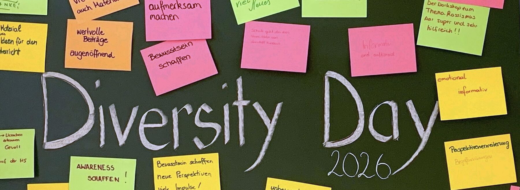 Dekorativbild: bunte Post-it an der Tafel zum Thema Diversity Day 2026