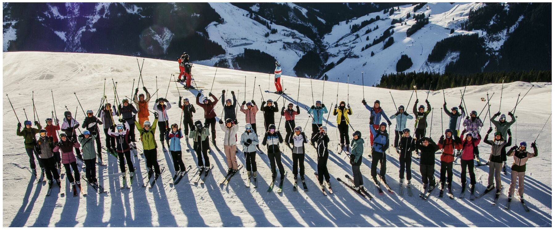 Studierende auf dem Berg beim Skifahren