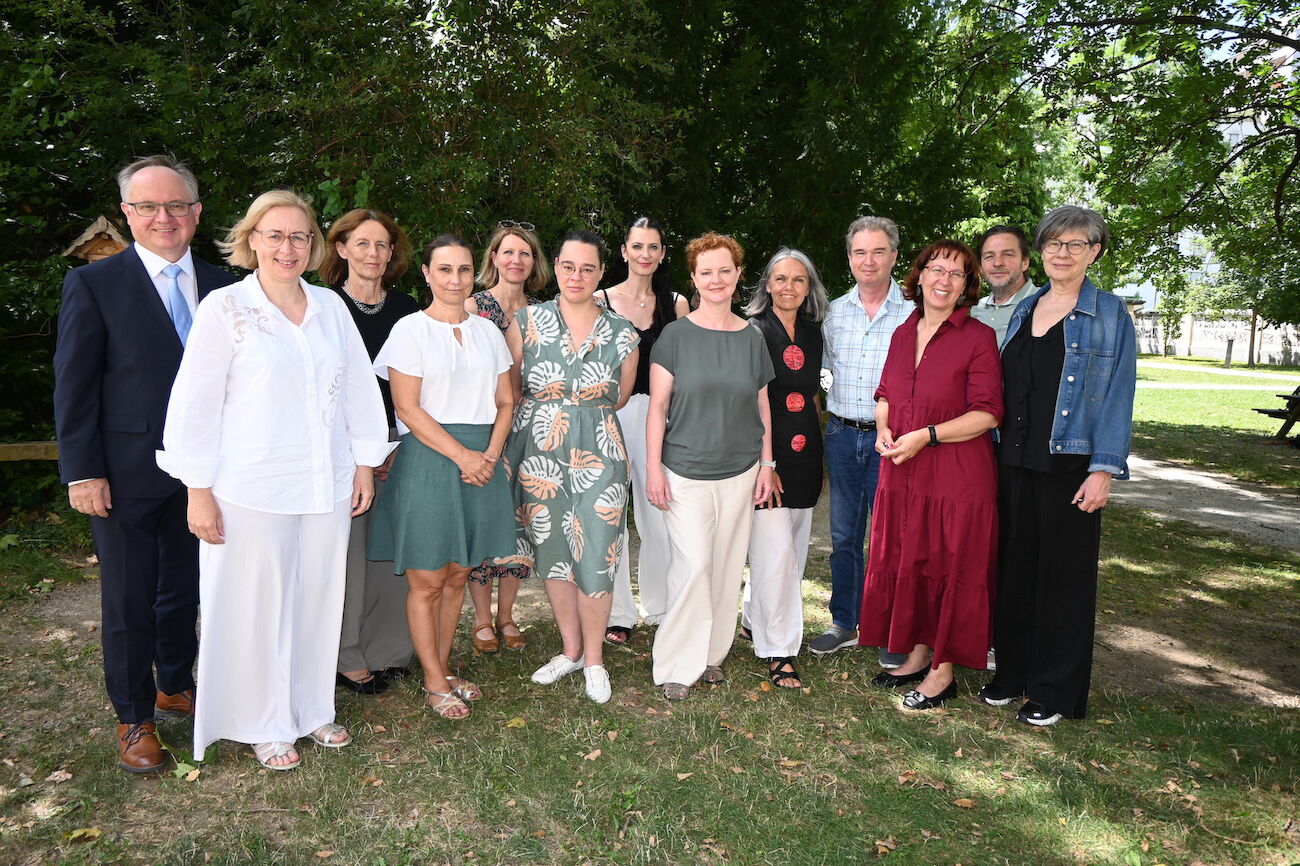 Gruppenbild der Führungskräfte im Hof der PPH Augustinum