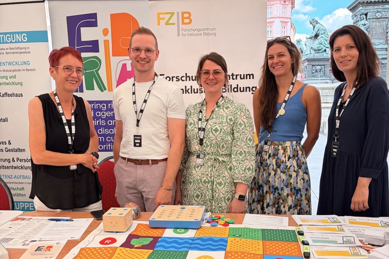 Team Inklusion (5 Lehrende) in einem Ausstellungszelt