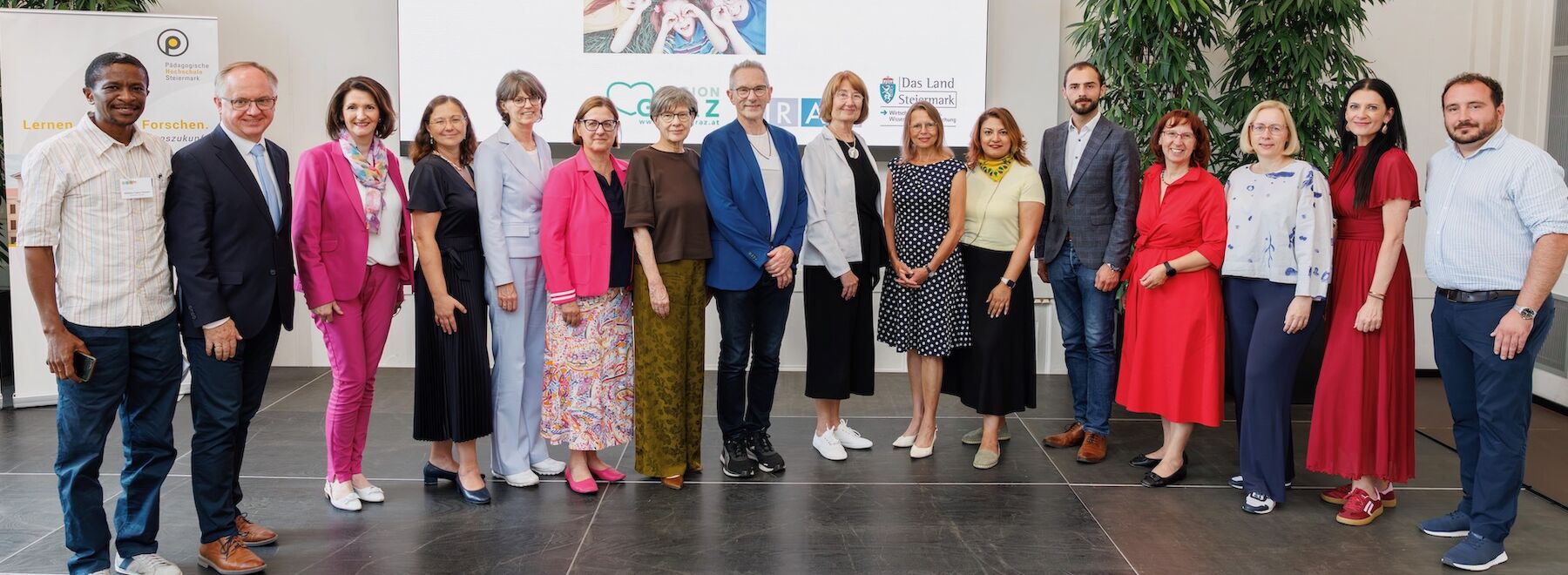 Gruppenbild: Organisationsteam und Vortragende des GGSK im Festsaal der PH Steiermark