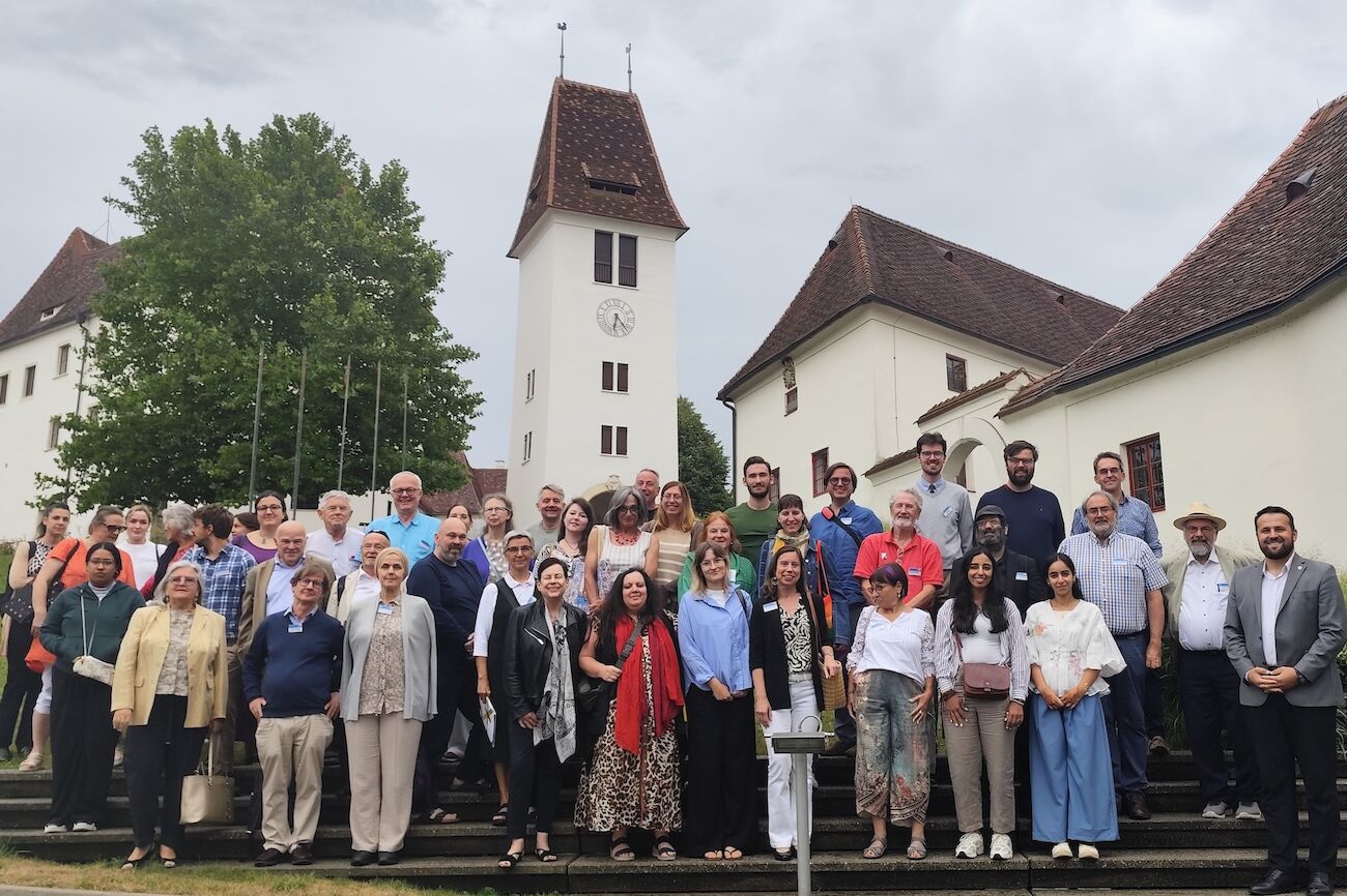 Gruppenbild der Teilnehmenden vor dem Schloss Seggau