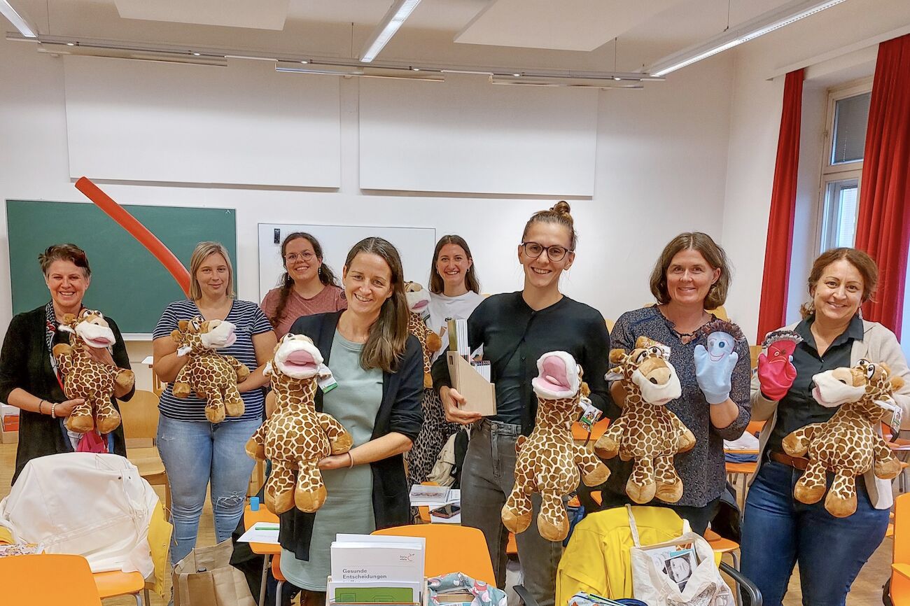 Mitwirkende von ELLAplus mit dem Maskottchen im Seminarraum