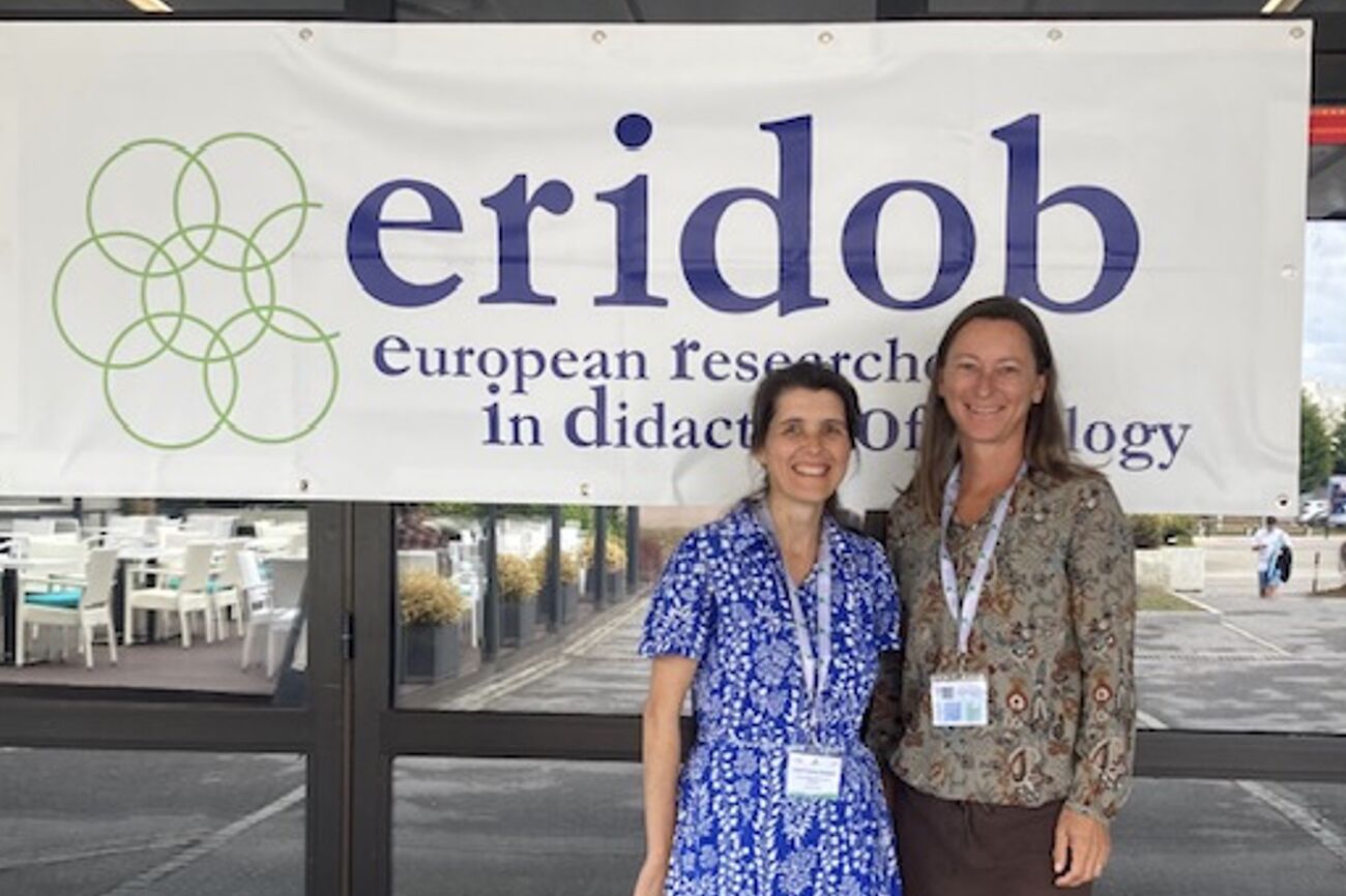 Zwei Lehrende der Hochschule vor dem Plakat "eridob"