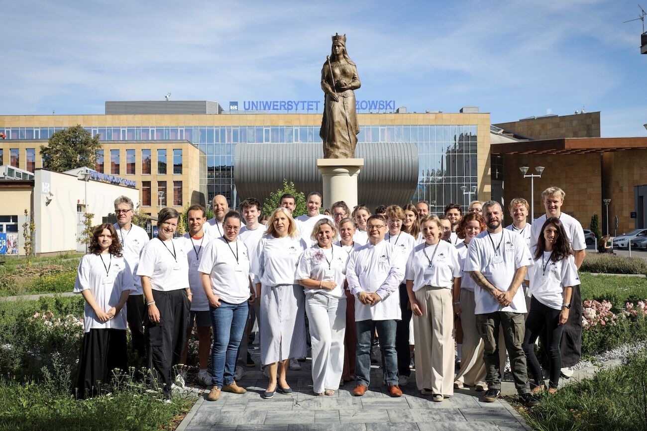 Teilnehmer*innen der AI-Teach Summerschool als Gruppe auf einer Wiese