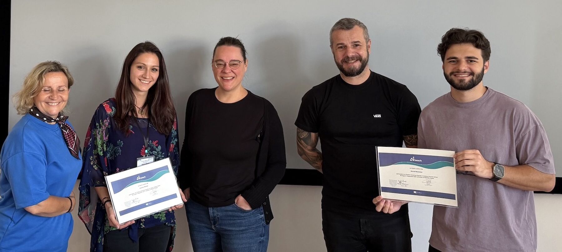 Fünf Teilnehmer von AI-Teach Summerschool in einem Seminarraum