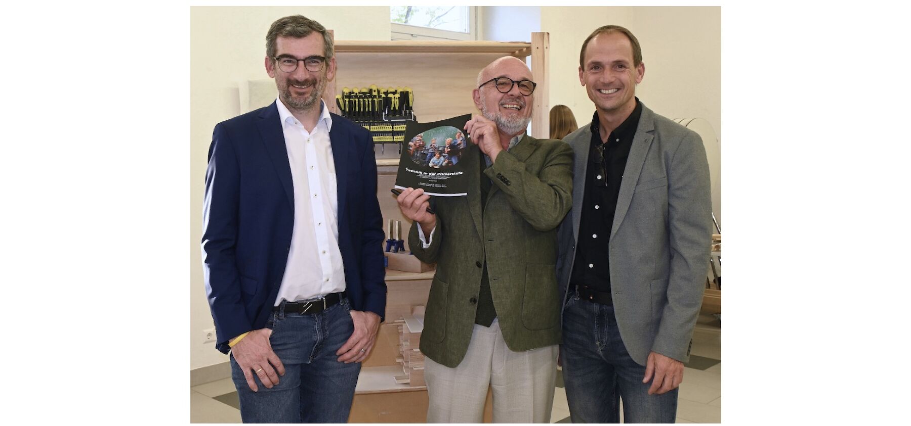 Verantwortliche des Symposiums am Marktplatz mit dem Werkbuch