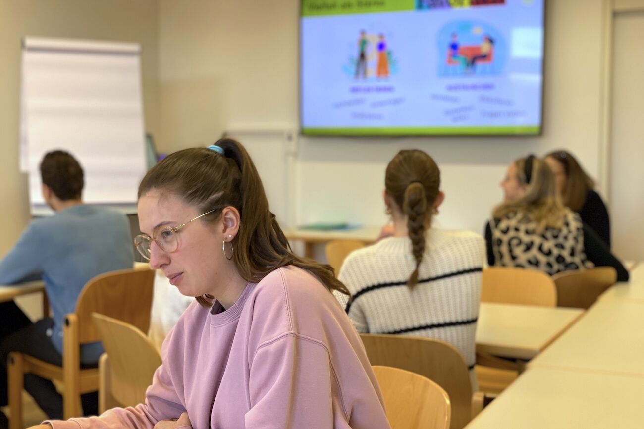 Studierende im Seminarraum miteinander sprechend