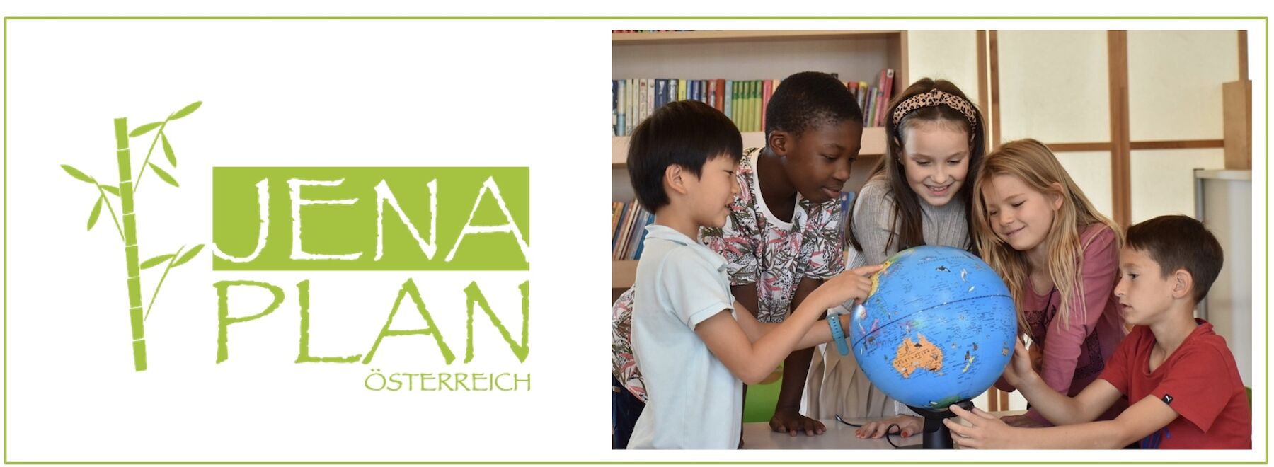 Fünf Kinder betrachten gemeinsam einen Globus neben dem Logo des Jena-Plans.