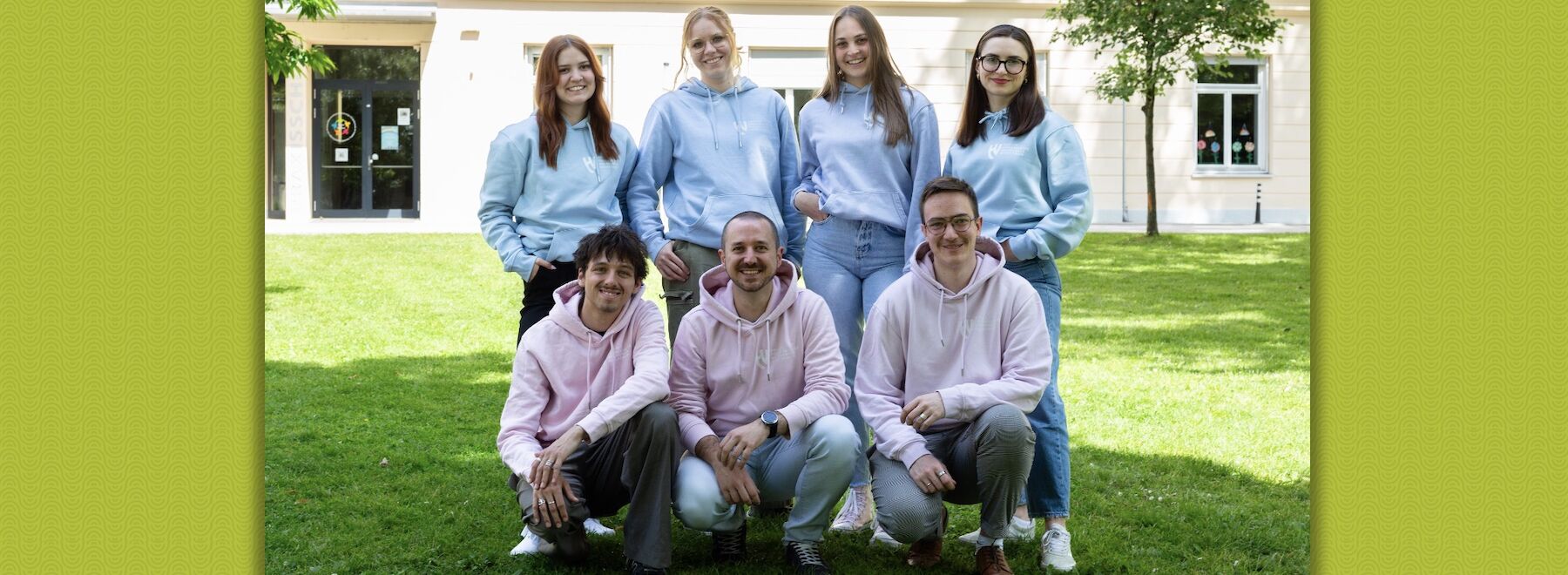 Gruppenfoto: 7 Studierende der Hochschulvertretung auf der Wiese vor der Hochschule