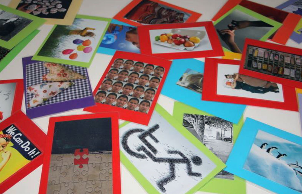 Bunte Karten mit verschiedenen Fotos, darunter Personen, Gegenstände und Tiere.