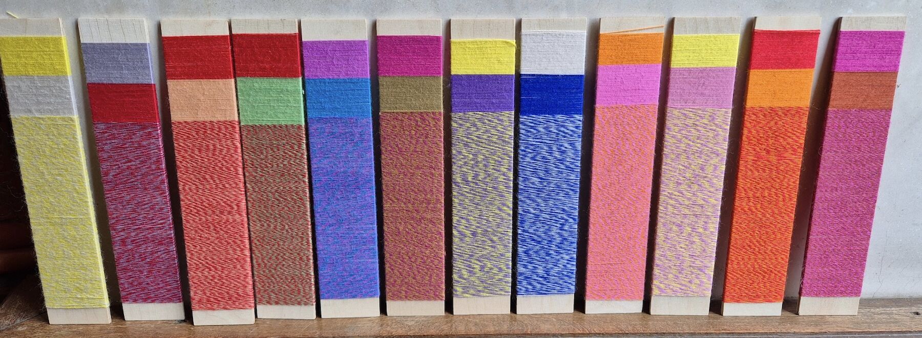 Dekorbild: bunte Lesezeichen an eine weiße Wand gelehnt