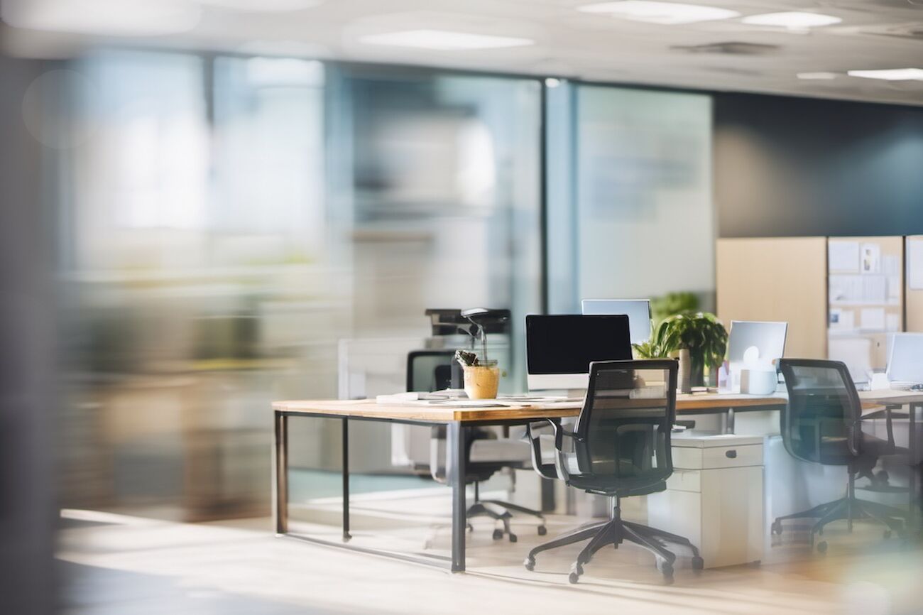 Dekorativbild: Ansicht eines Büros mit einem Schreibtisch und Sesseln