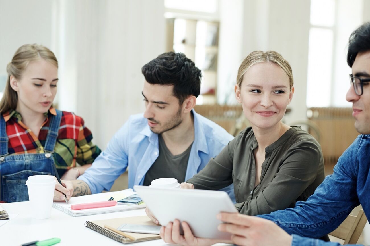 Vier Studierende sitzend im Seminarraum