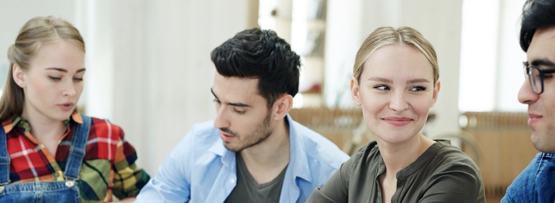 Vier Studierende sitzend im Seminarraum