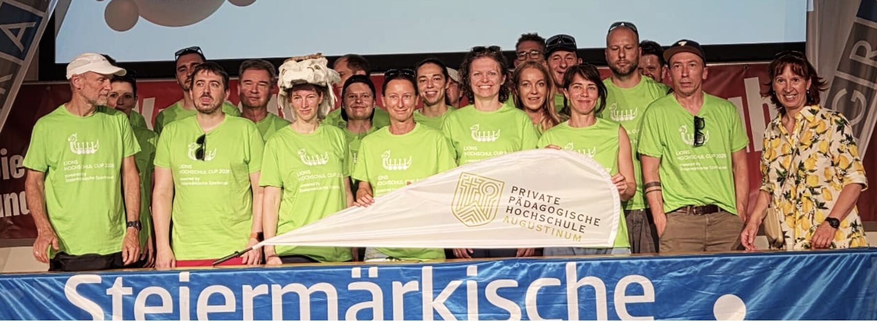 Mannschaft im Drachenboot