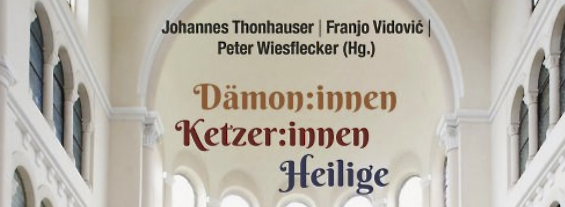 Buchdeckel mit Bogenfenstern und deutschem Text über Dämonen, Ketzer und Heilige.