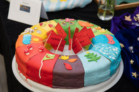 Bunter ringförmiger Kuchen, mit Fondant dekoriert, um die vier Jahreszeiten darzustellen.