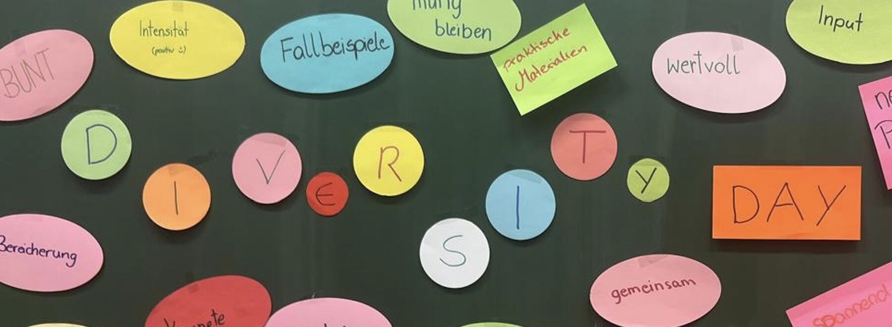 Notizen zum Diversity Day befinden sich auf Post-its an einer Tafel