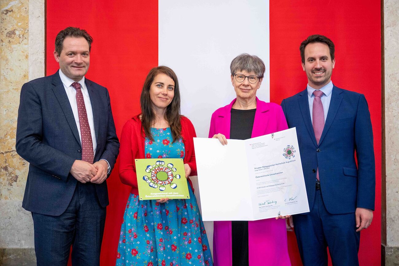 Gruppenfoto: Rektorin und Lehrende der PPH Augustinum erhalten das Österreichische Umweltzeichen von Christoph Wiederkehr