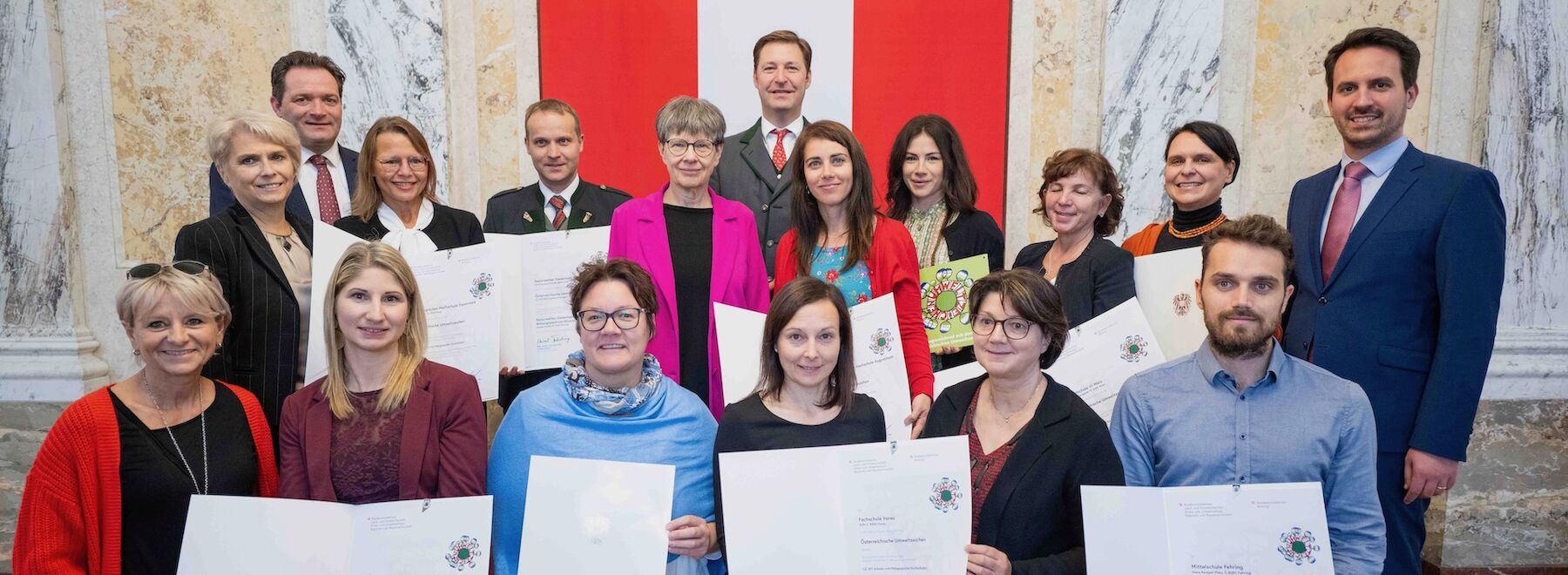 Gruppenbild: Teilnehmende erhalten das Österreichische Umweltzeichen