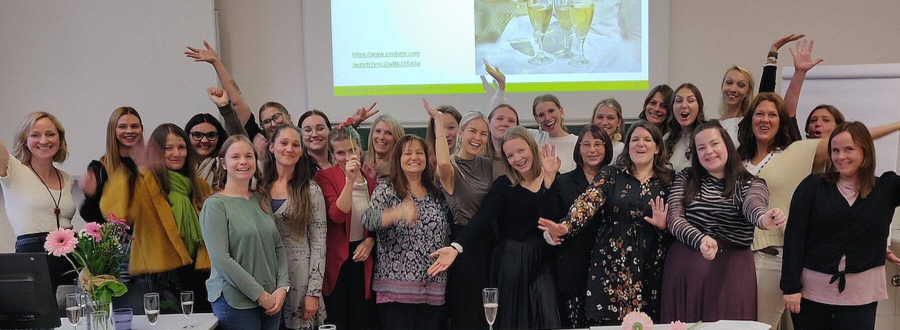 Gruppenbild im Seminarraum: Abschluss des Hochschullehrganges