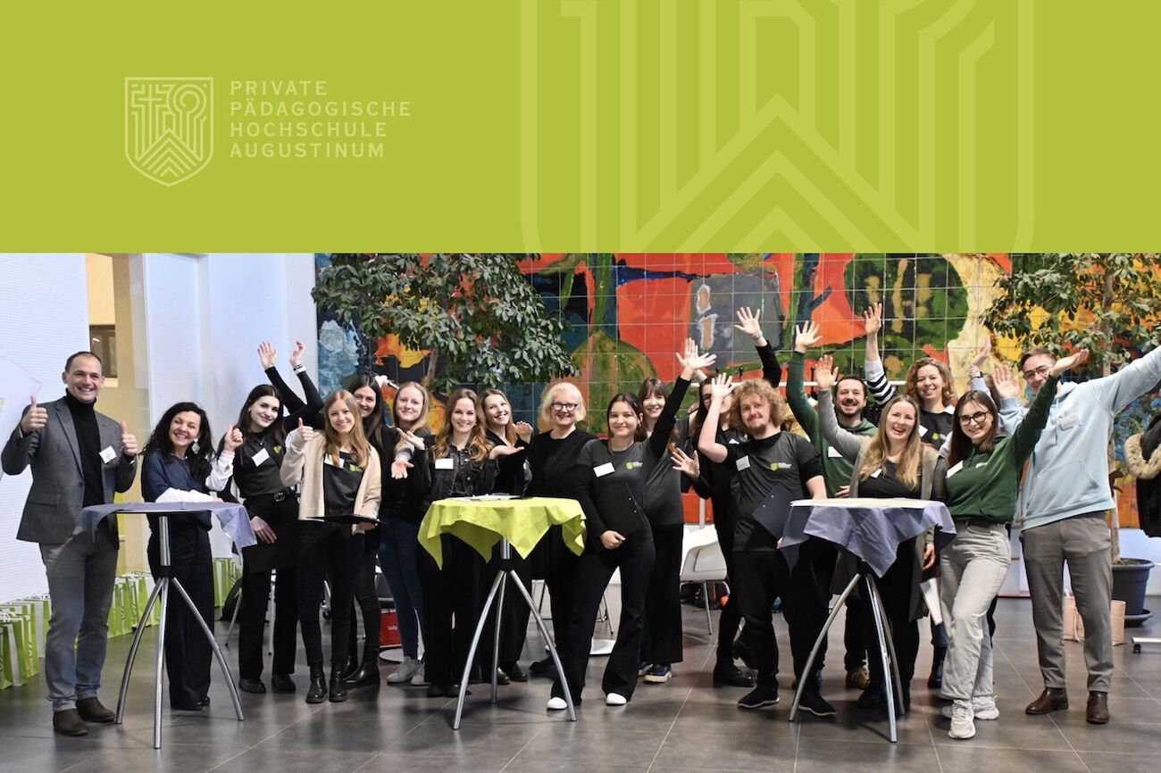 Gruppenfoto im Foyer der Hochschule: Mitwirkende beim Open House