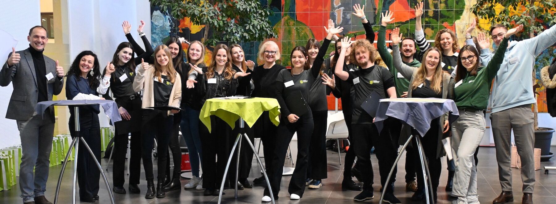 Gruppenfoto im Foyer der Hochschule: Mitwirkende beim Open House