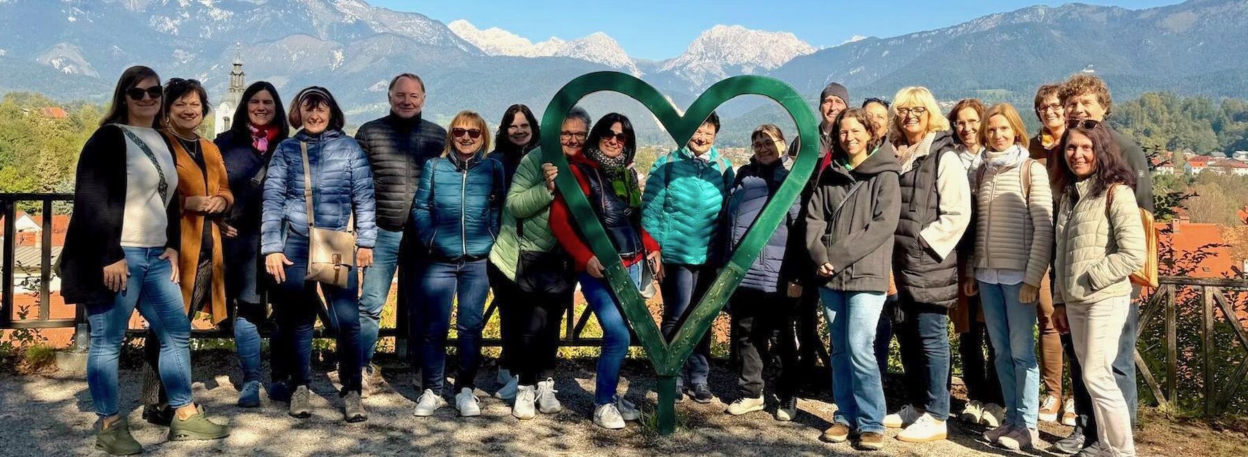 20 Religionslehrer*innen vor der Kulisse der Steiner Alpen (Kamnik-Savinja-Alpen)