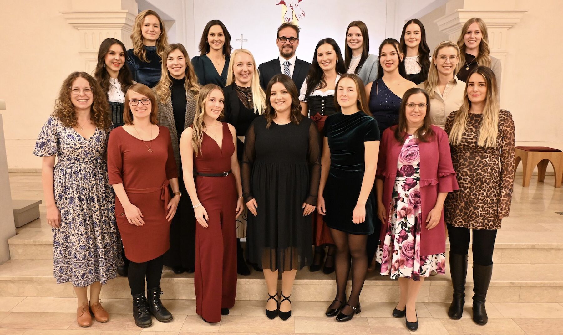 Gruppenbild in der Kirche Augustinum: Absolvent*innen der Gruppe 2