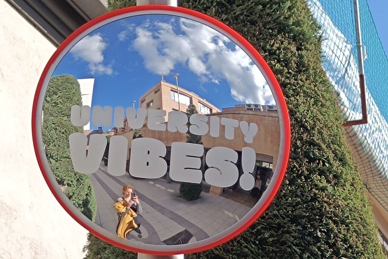 Dekorativbild: Spiegel mit der Aufschrift "University Vibes"