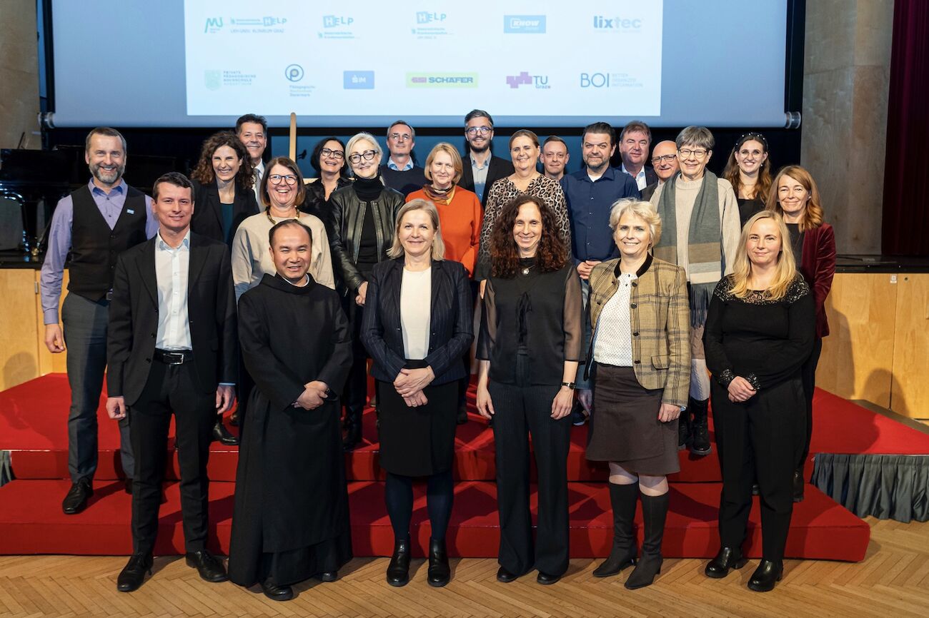 Gruppenbild: Teilnehmende des Klima-Pakt Jubiläums auf der Tribüne