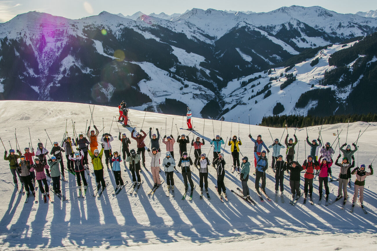 Gruppenbild der Wintersportwoche - Skifahrer und Skifahrerinnen auf dem Berg