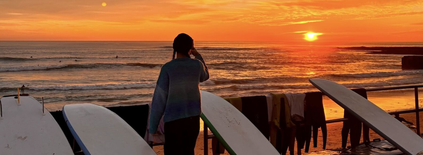 Studierende am Strand bei Sonnenuntergang