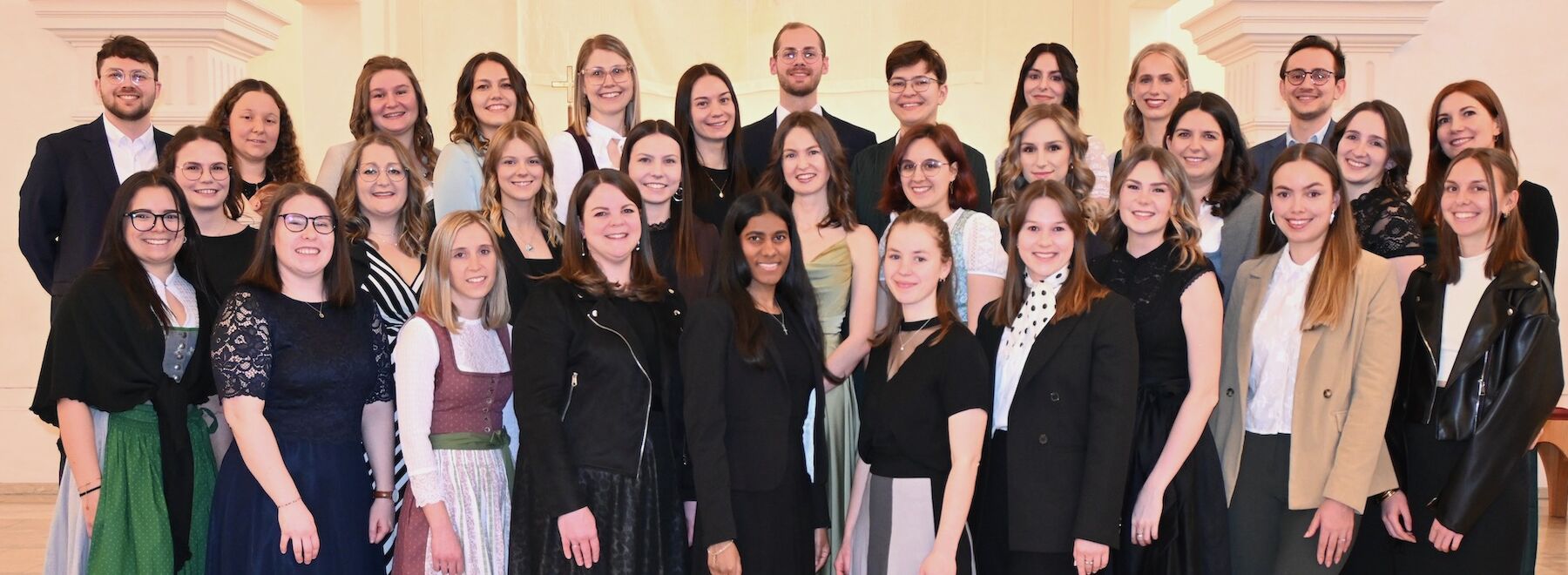 Gruppenbild der Absolvent*innen in der Kirche Augustinum